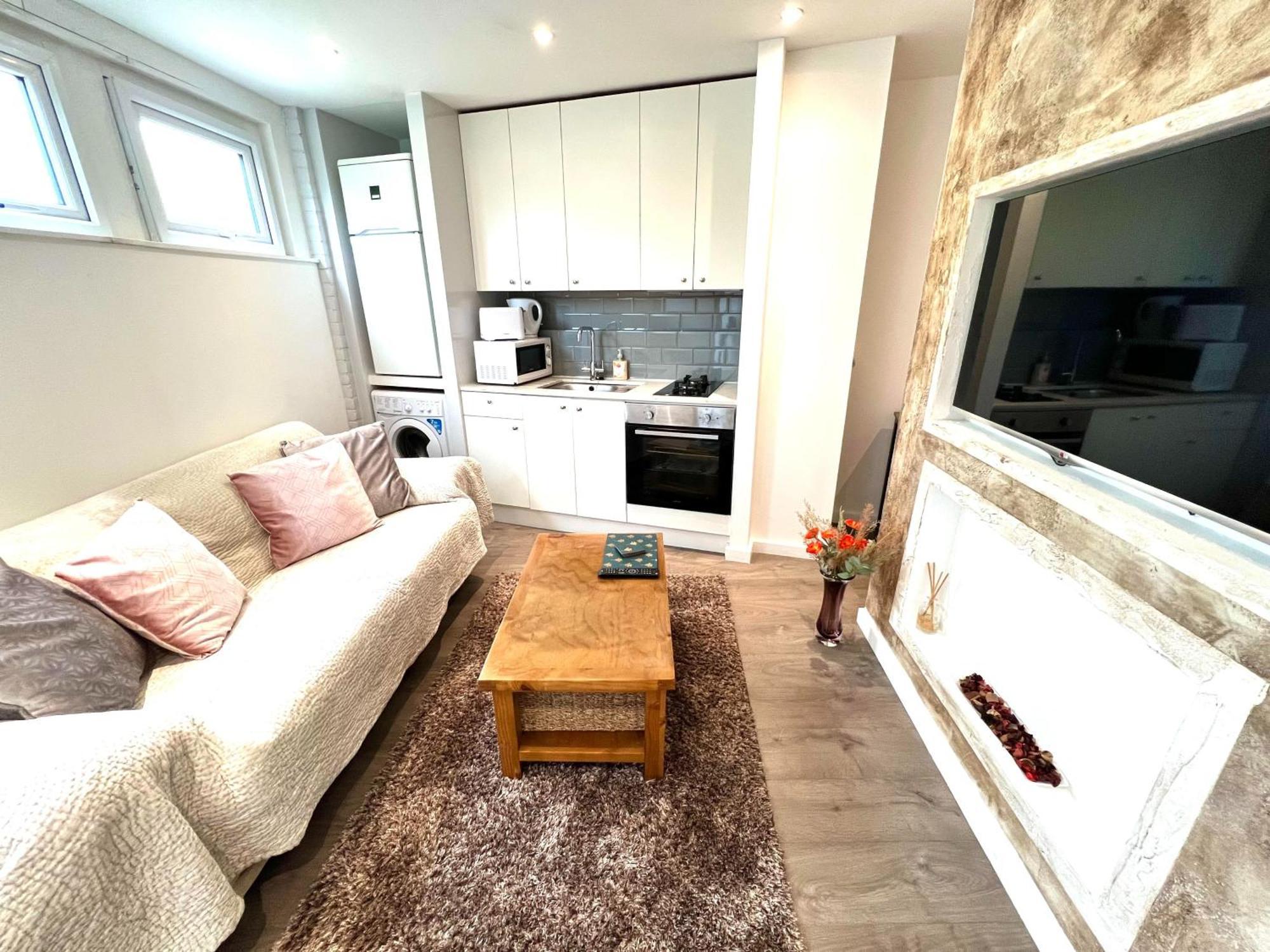 Modern With Free Wifi Apartment